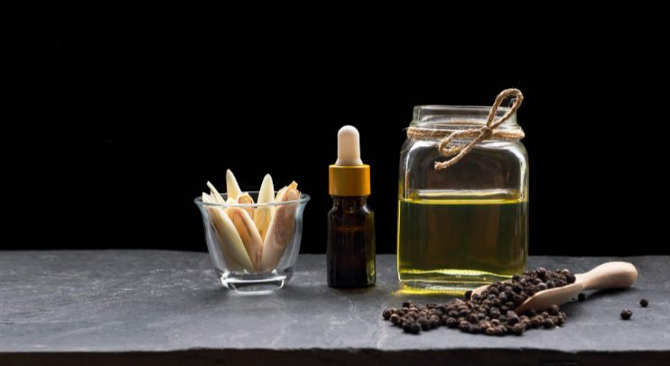 Black Pepper Essential Oil: What it is & How to use it? - Cliganic